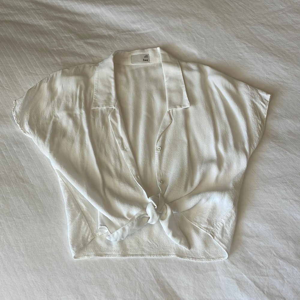 Aritizia Wilfred Free white cropped button up short sleeve, tie waist